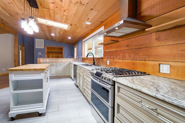 Building Photo - 3113 Revere Rd