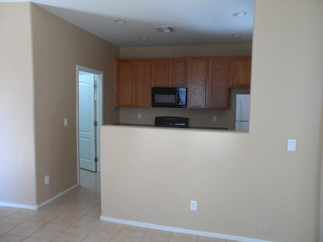 Building Photo - Great 3 Bedroom 2 Bath Home with Pool Serv...