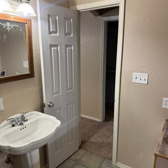 Building Photo - Fully Furnished Spacious 3 Bed 2 Bath, Pet Friendly Home in Orchard Mesa All Utilities Included!