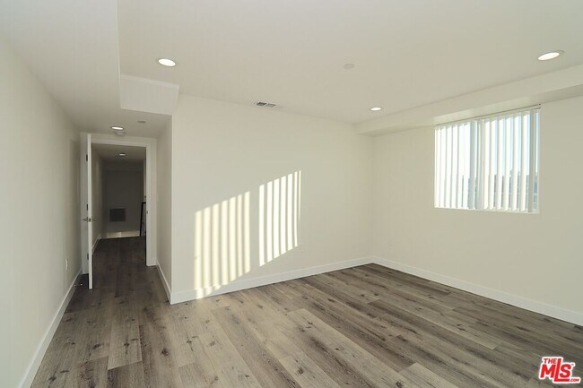 Building Photo - 2121 S Burnside Ave