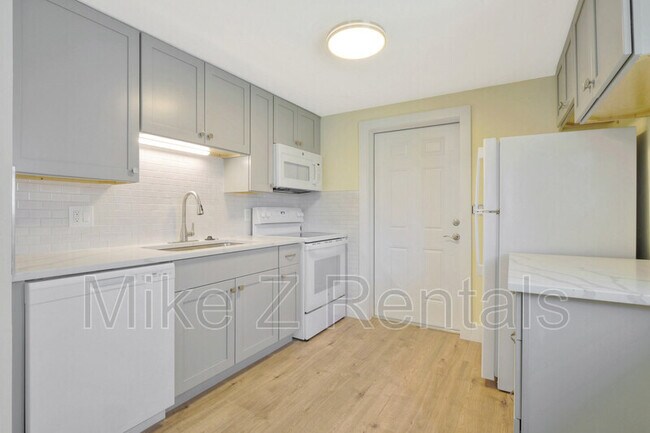 Building Photo - 3069 Woodside Ave
