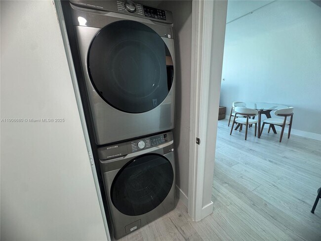 Building Photo - 500 Brickell Ave