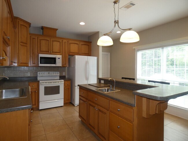 Building Photo - Marvelous Executive Pool Home in Hammersmith