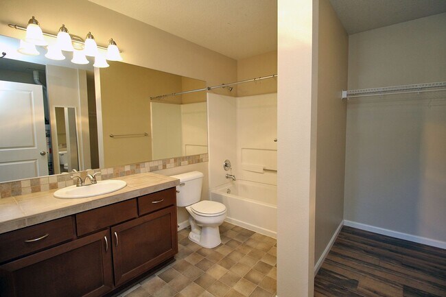 Building Photo - Light and Bright Remodeled Studio Condo in Convenient Bethany Location