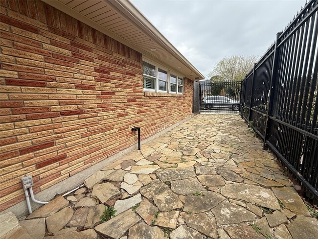 Building Photo - 822 Hidden Valley Dr