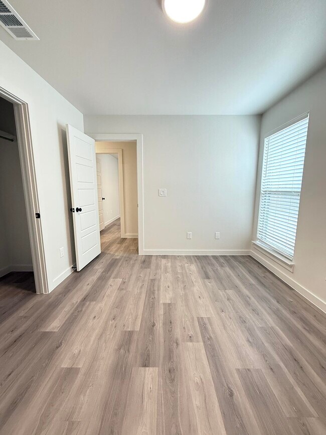 Building Photo - 2501 Kenwood Ave