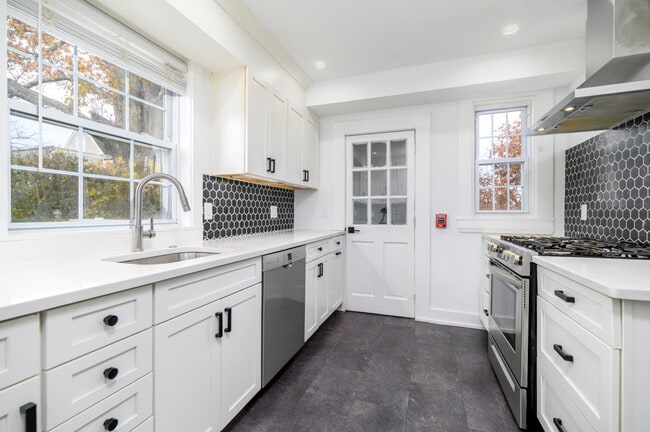 Building Photo - 58 Post Rd