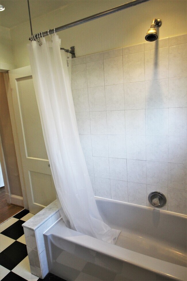 Building Photo - 2026/2027 Off-Campus JHU Spacious 5bd/2ba Rowhome OSP & W/D! Available 6/8