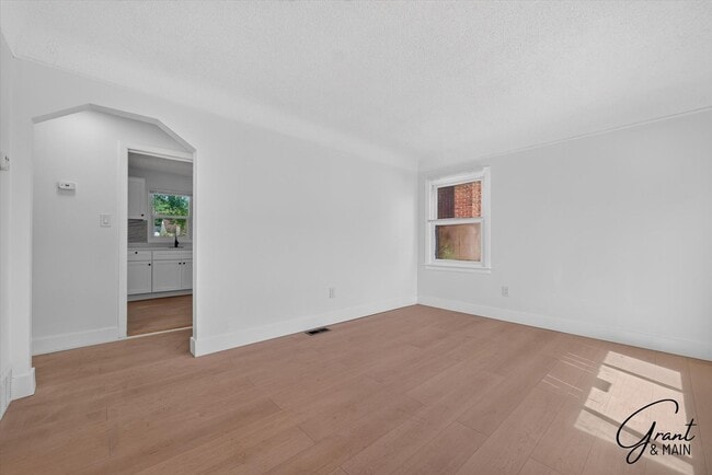 Building Photo - 3 Bedroom - 1 Bath - Warrendale - $1450