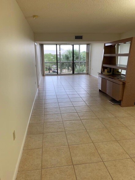 Building Photo - 6193 Balboa Cir