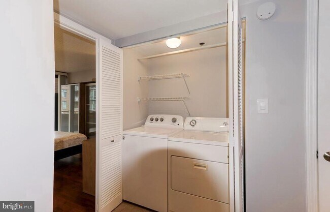 Building Photo - 1001 N Randolph St