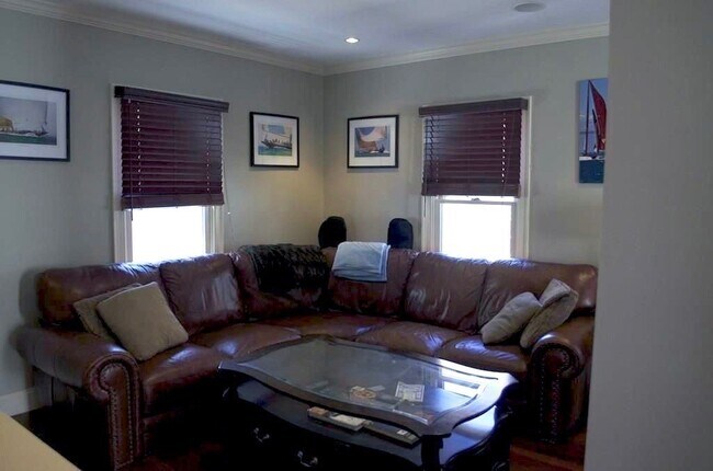 Building Photo - 11 Parker St