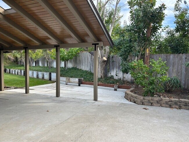 Building Photo - Well-Maintained Home with Great Outdoor Space