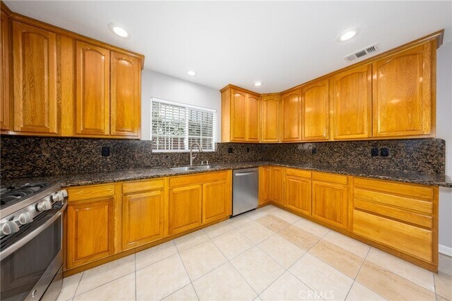 Building Photo - 642 N 6th Ave