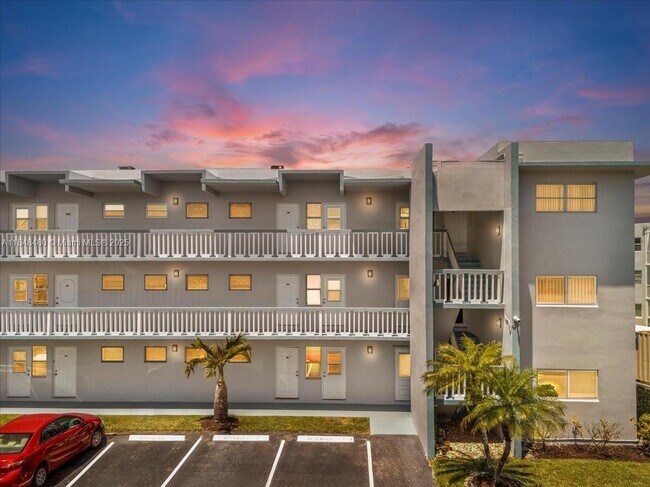Building Photo - 2200 Park Ln
