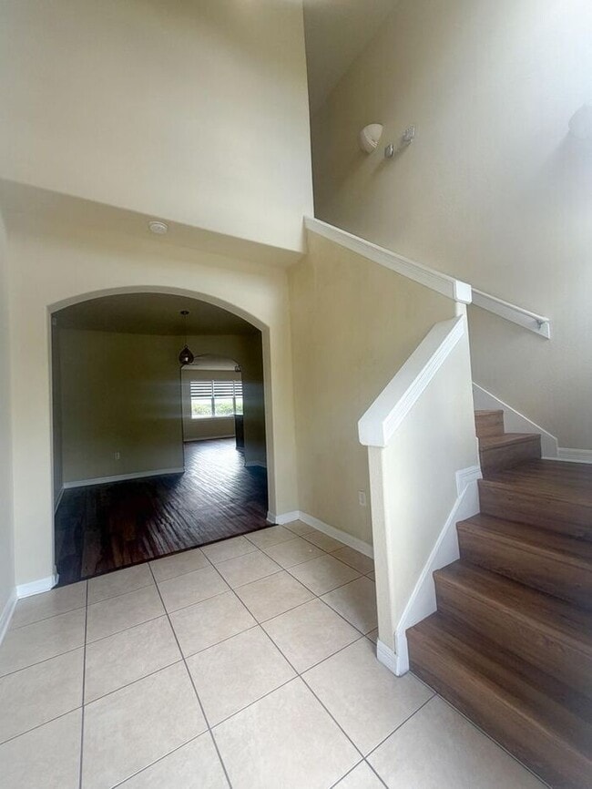 Building Photo - Beautiful Townhouse