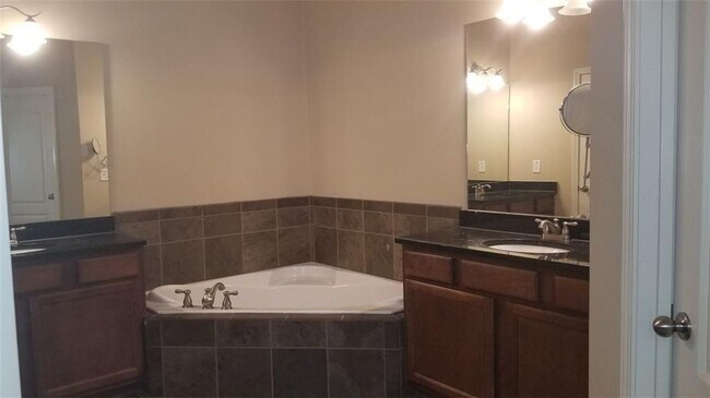 Building Photo - 524 Twinrose Way