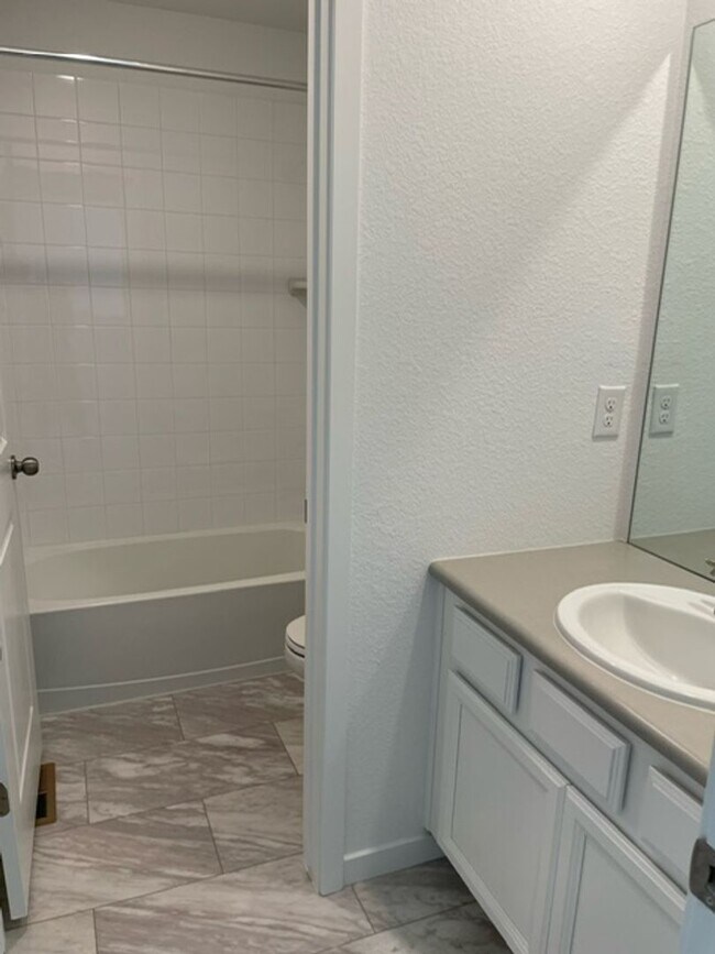 Building Photo - Spacious 4 Bed Townhome with 2-Car Garage in Erie-Available June 1!