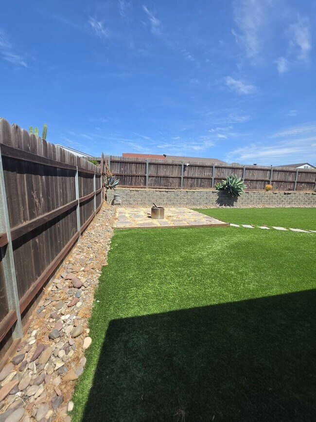 Building Photo - Beautiful 3 bedroom 2 bath Home in Imperial Beach