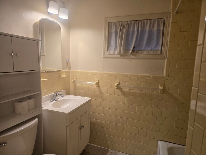 Building Photo - 17 Mason St