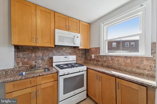 Building Photo - 2111 Delmar Dr