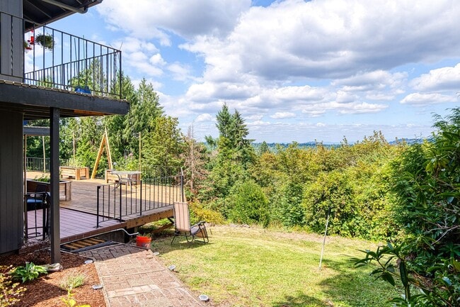 Building Photo - Stunning 1 Bed + Bonus Room/1 Bath Lower-L...