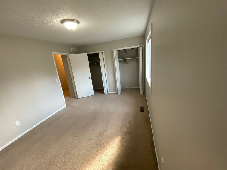Building Photo - 1044 Point of View Dr