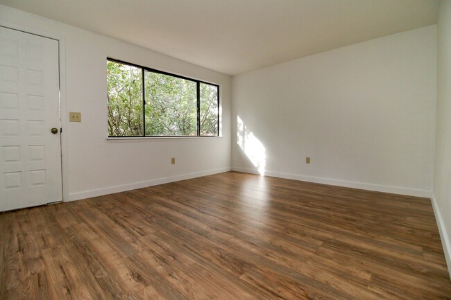 Building Photo - Great 2bd/1bth Duplex in the South Hills ~...