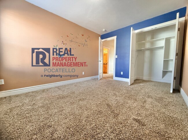 Building Photo - 3 bed 2.5 bath 2 car garage house - pets negotiable