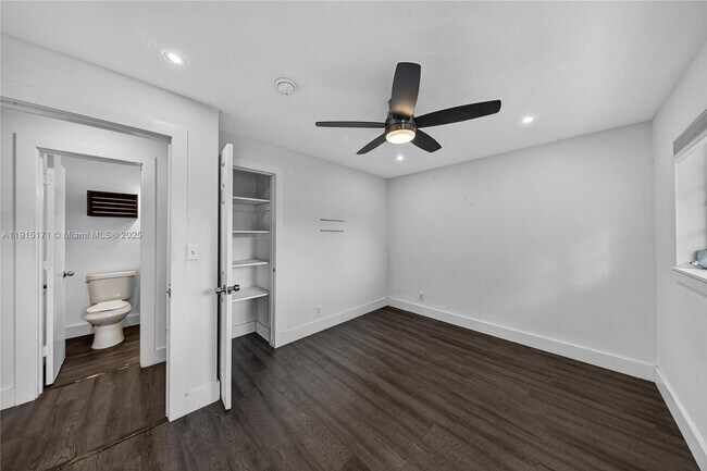 Building Photo - 924 NE 17th Terrace