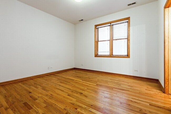 Building Photo - 4237 N Kenmore Ave