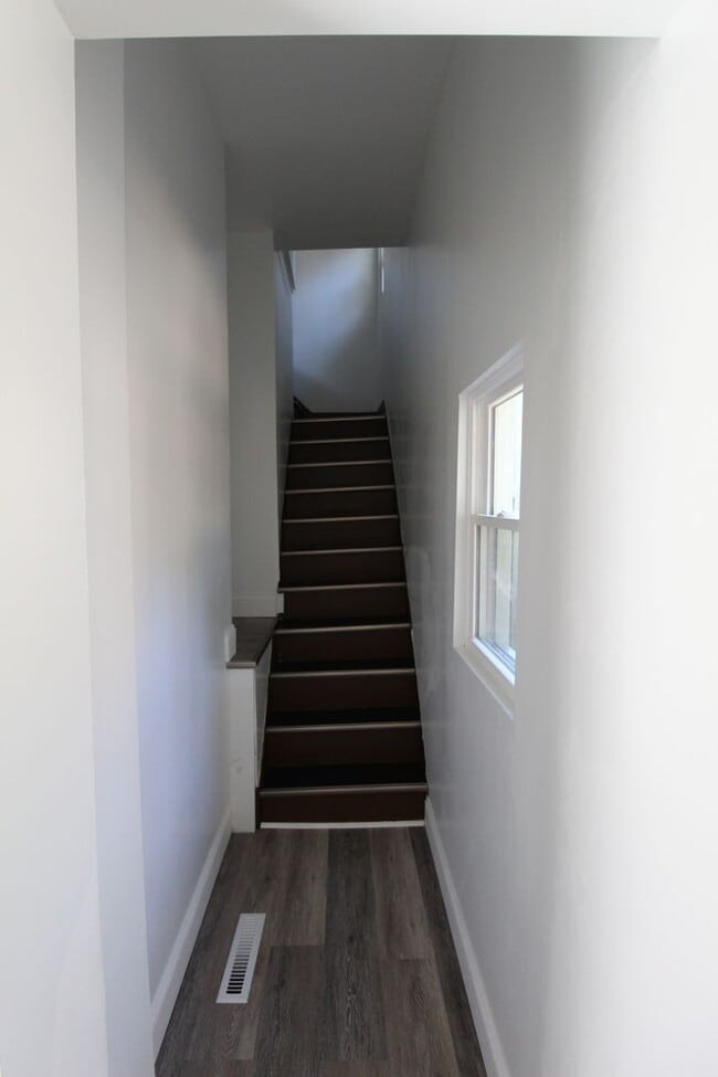 Building Photo - Two Bedroom Duplex