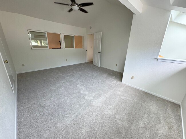 Building Photo - Spacious condo with 2 parking spaces included