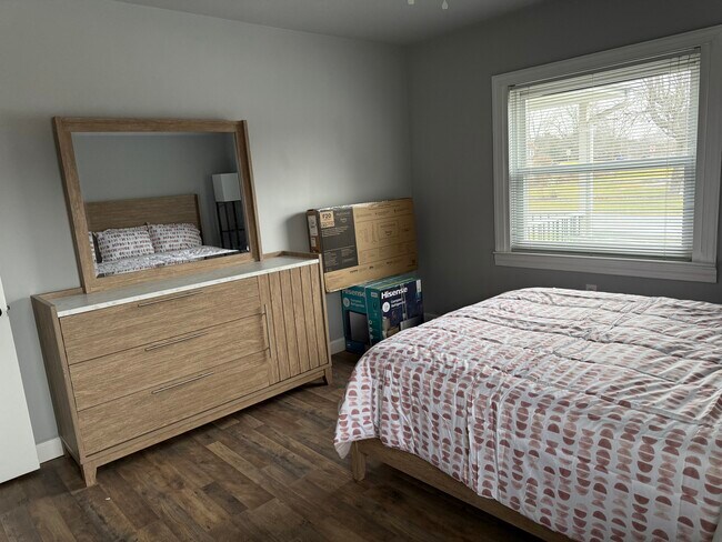 Building Photo - 606 E Main Street Ext