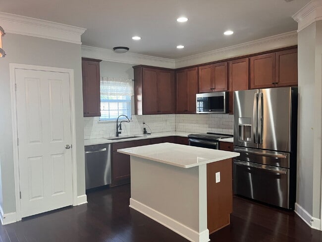 Building Photo - "Charming 2-Bed Townhouse Retreat with 2.5...