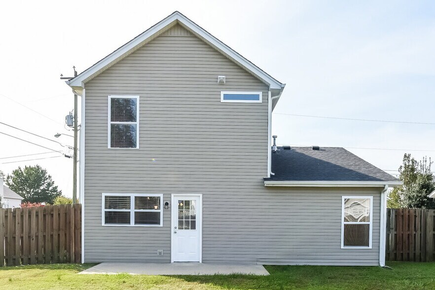 Building Photo - 2900 Summer Hollow Ct