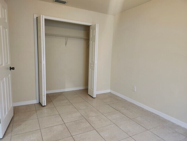 Building Photo - Nice, Clean 3 Bedroom, 2 Bathroom Duplex w...