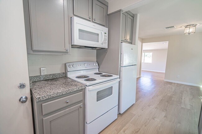 Building Photo - COMING SOON! 2 Bedroom Single Story in San...