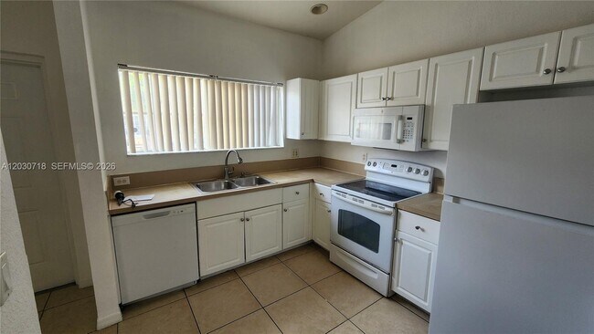 Building Photo - 3826 SW 48th Ave