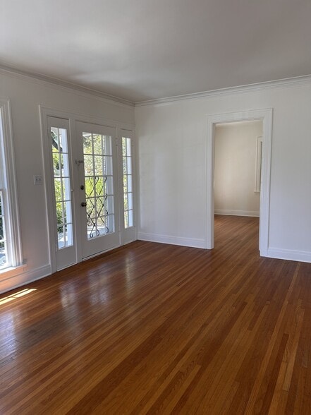 Building Photo - 102 N Oak Ave