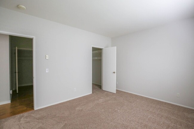 Building Photo - Richmond Marina Bay Condo In Gated Community