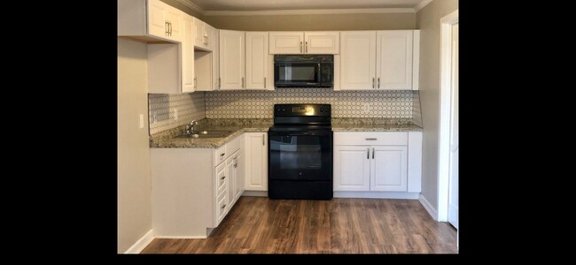 Building Photo - 404 E 47th St