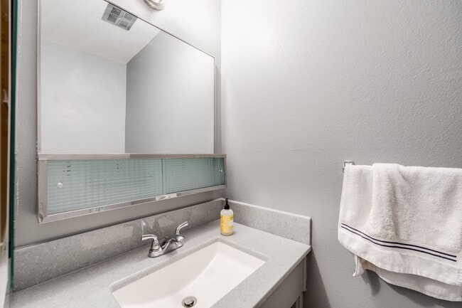 Building Photo - Updated 2BD Townhome | Private Patio | Community Amen
