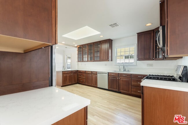 Building Photo - 1557 N Stanley Ave