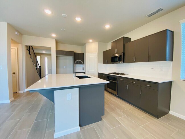 Building Photo - COMING SOON! $2,750 Ashlan & Highland, 4 B...