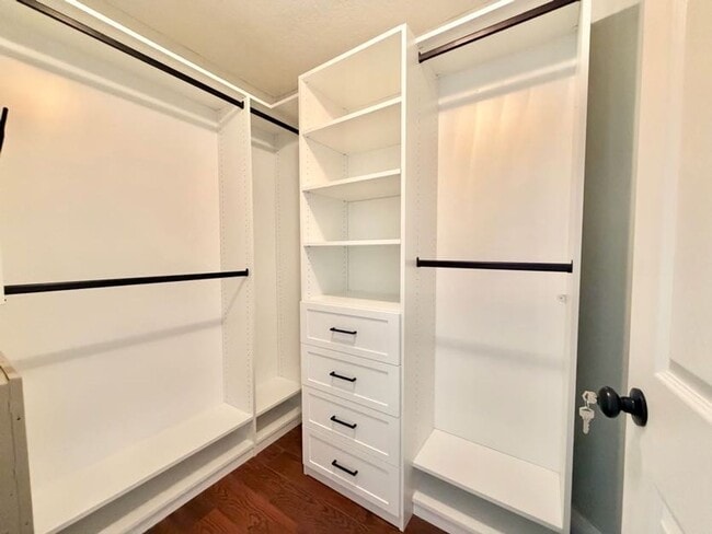 Building Photo - Modern Living Meets Prime Location with this Stunning 4/2!