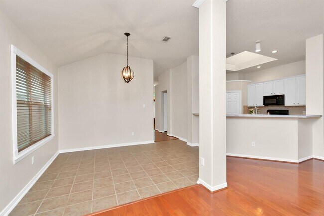 Building Photo - 16510 Bluff Springs Dr