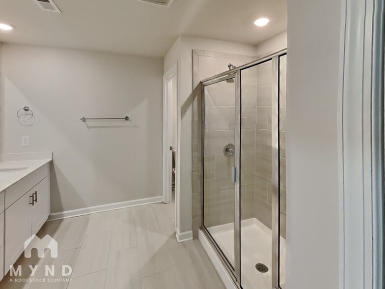 Building Photo - 3325 Lisburn St