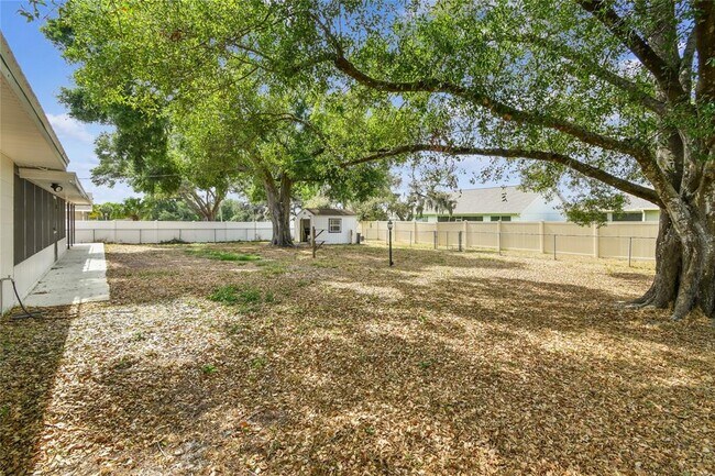 Building Photo - 1102 Shadowbrook Dr N
