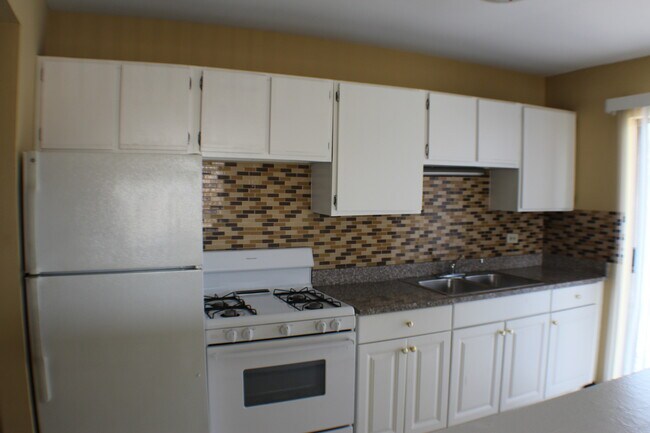 Building Photo - 706 W Ivanhoe Ln